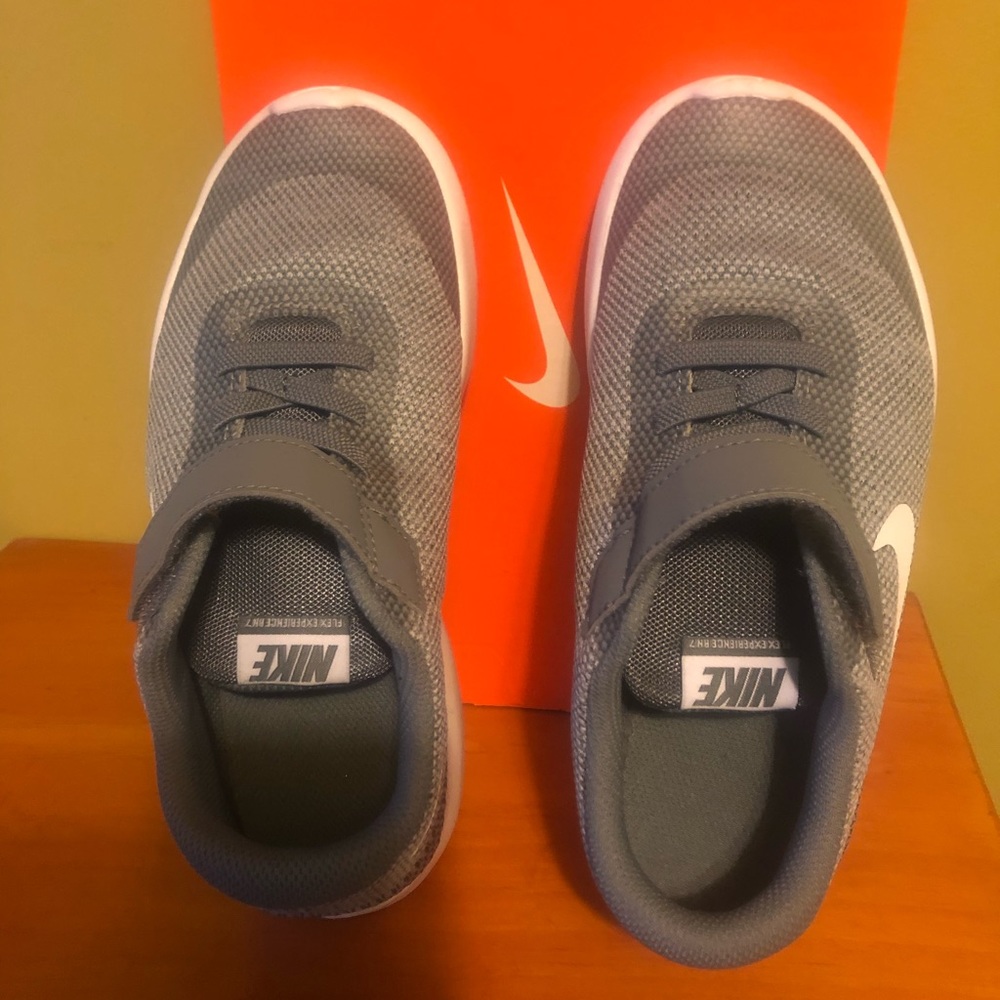 NWOT Nike flex experience 7 RN sneaker